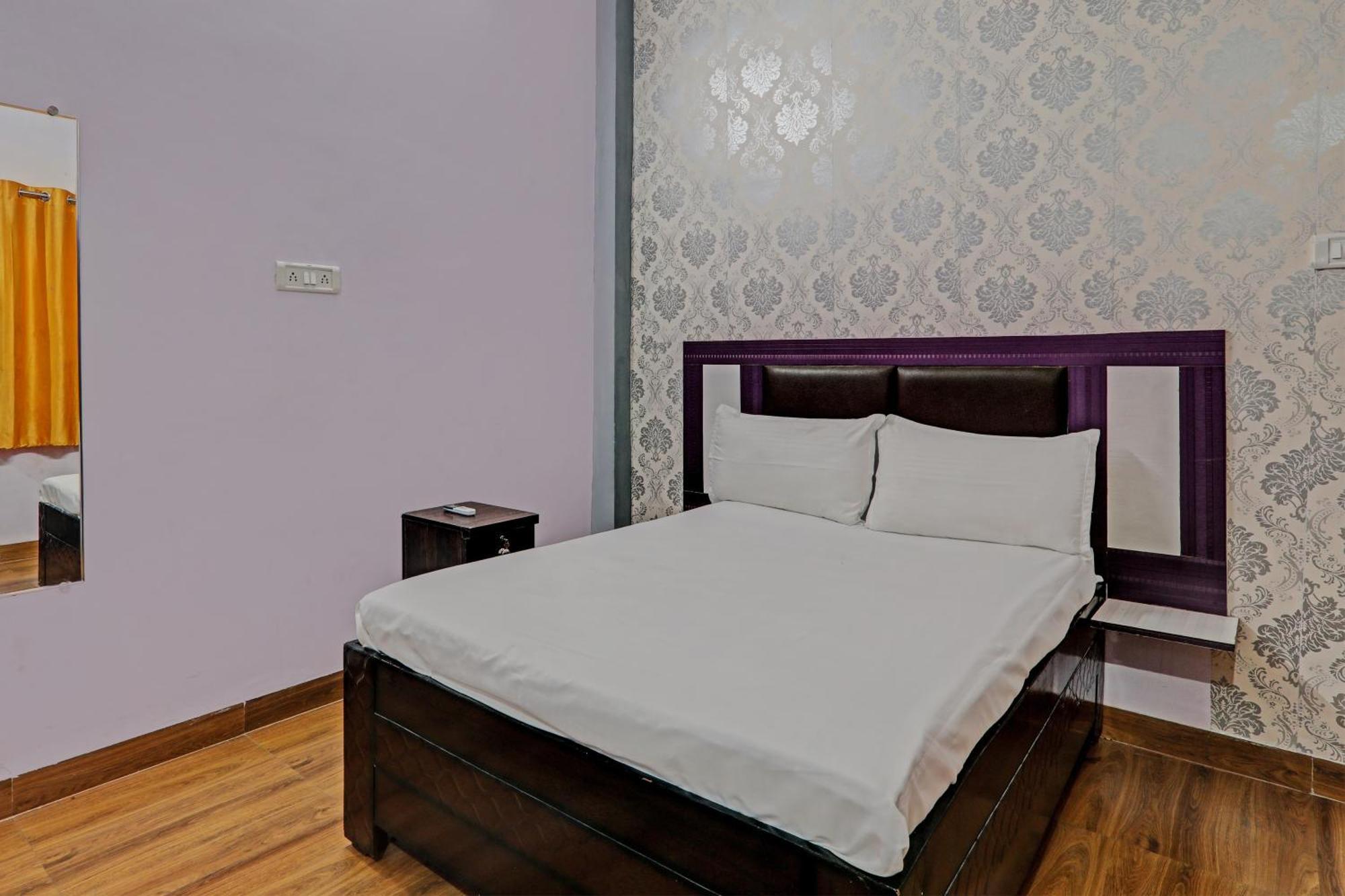Oyo Hotel Crown Лакхнау Екстер'єр фото